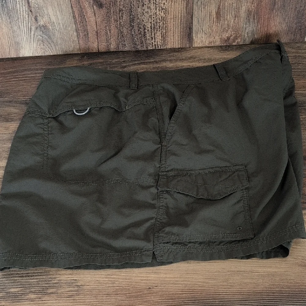 Columbia Forest Green Omni Shade Sun Protection Skorts 10